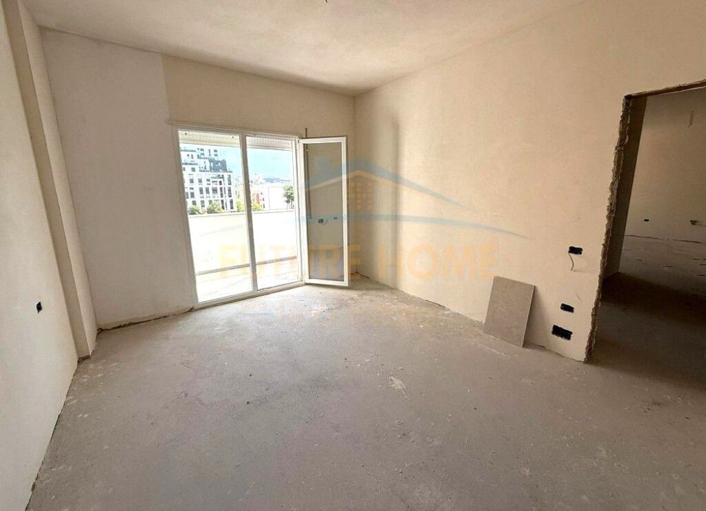 Shitet, Apartament 2+1+2 + Post Parkimi, Shkolla e Kuqe.