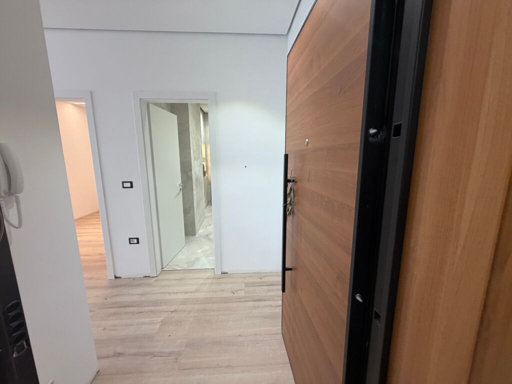 1+1,adatto per 2+1,uccello nero alla stazione di servizio.1000 euro