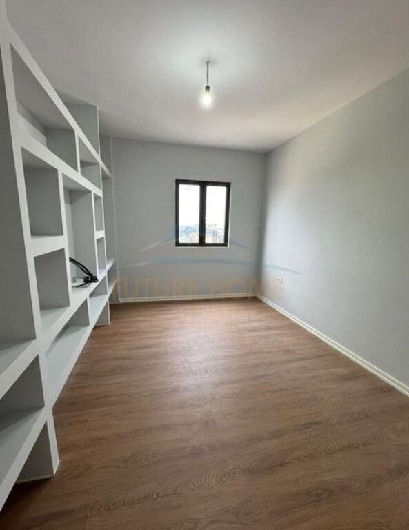 Shitet,Apartament 2+1+2, Rruga "Shefqet Kuka", Fresk
