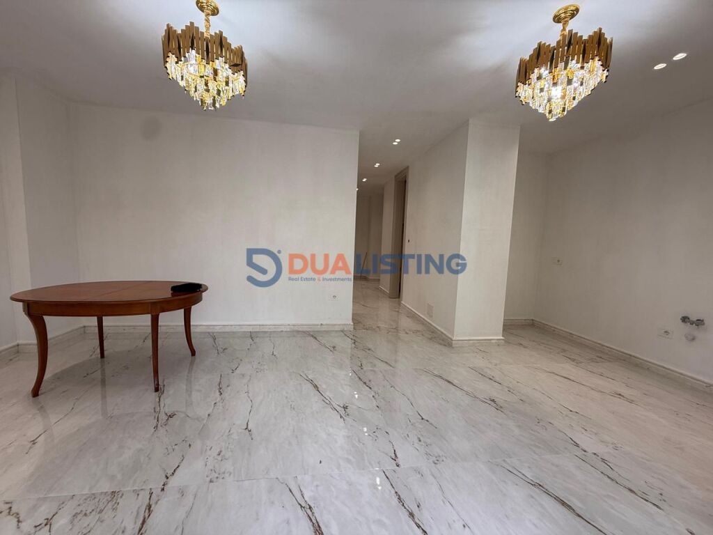 Ambiente di lusso per uffici in affitto presso il Lago Secco.