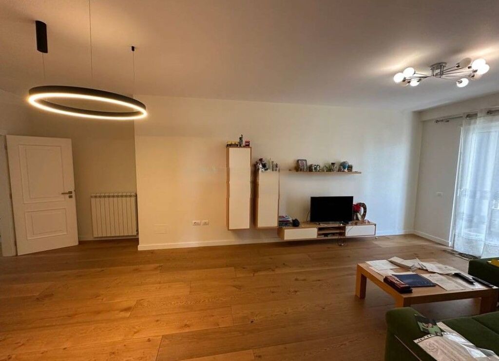 SHITET APARTAMENT 2 + 1 + 2 ME VERANDE NE KINOSTUDIO 1