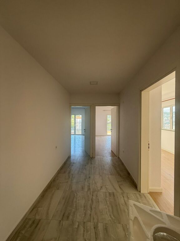 🏡 Appartamento 2+1 in affitto a Misto Mame vicino ai palazzi Çabej