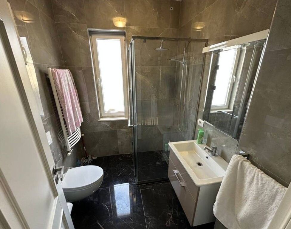 SHITET APARTAMENT 2 + 1 + 2 ME VERANDE NE KINOSTUDIO 1