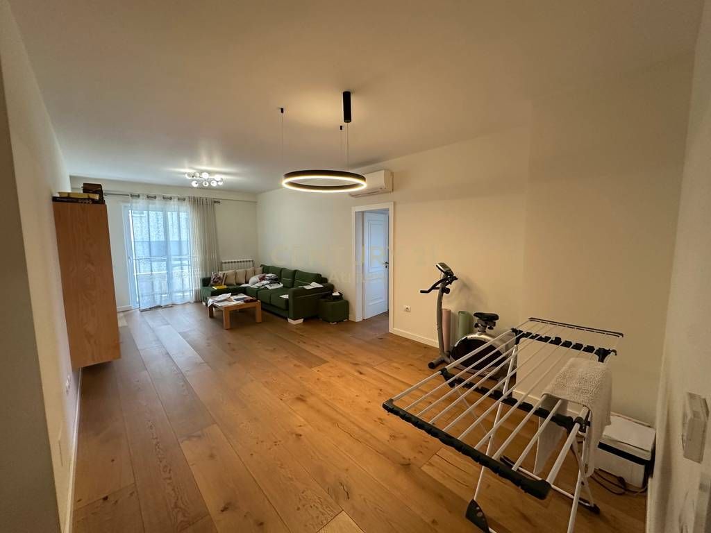 SHITET APARTAMENT 2 + 1 + 2 ME VERANDE NE KINOSTUDIO 1