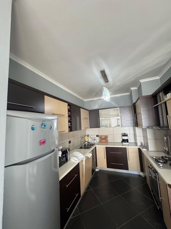 Shitet apartament 2+1, Fresk