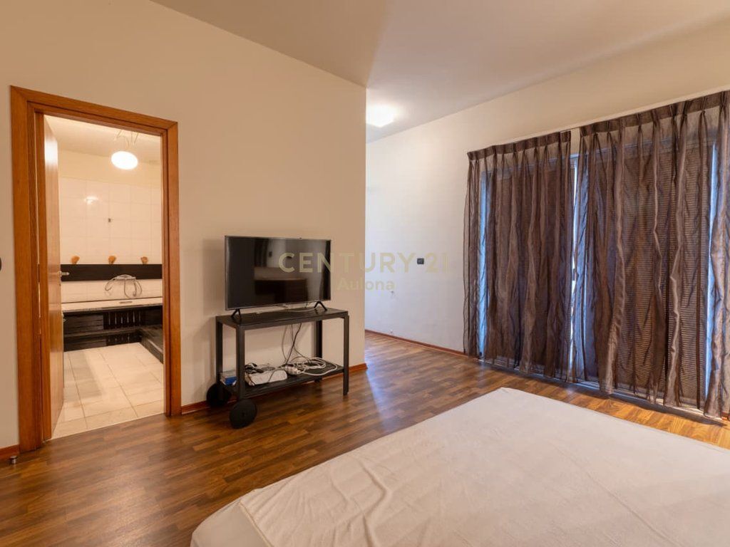 Penthouse Ekskluziv me Pamje Panoramike nga Deti në Lungomare 1, Vlorë