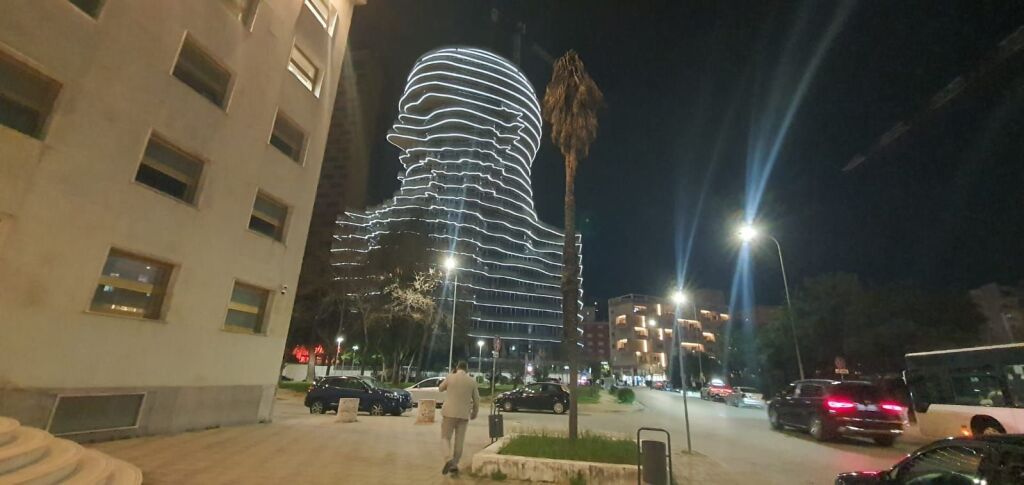 🏙️Vendesi in vendita 2+1 a TIRANA'S ROCK🔥 in Piazza Skenderbej☄️