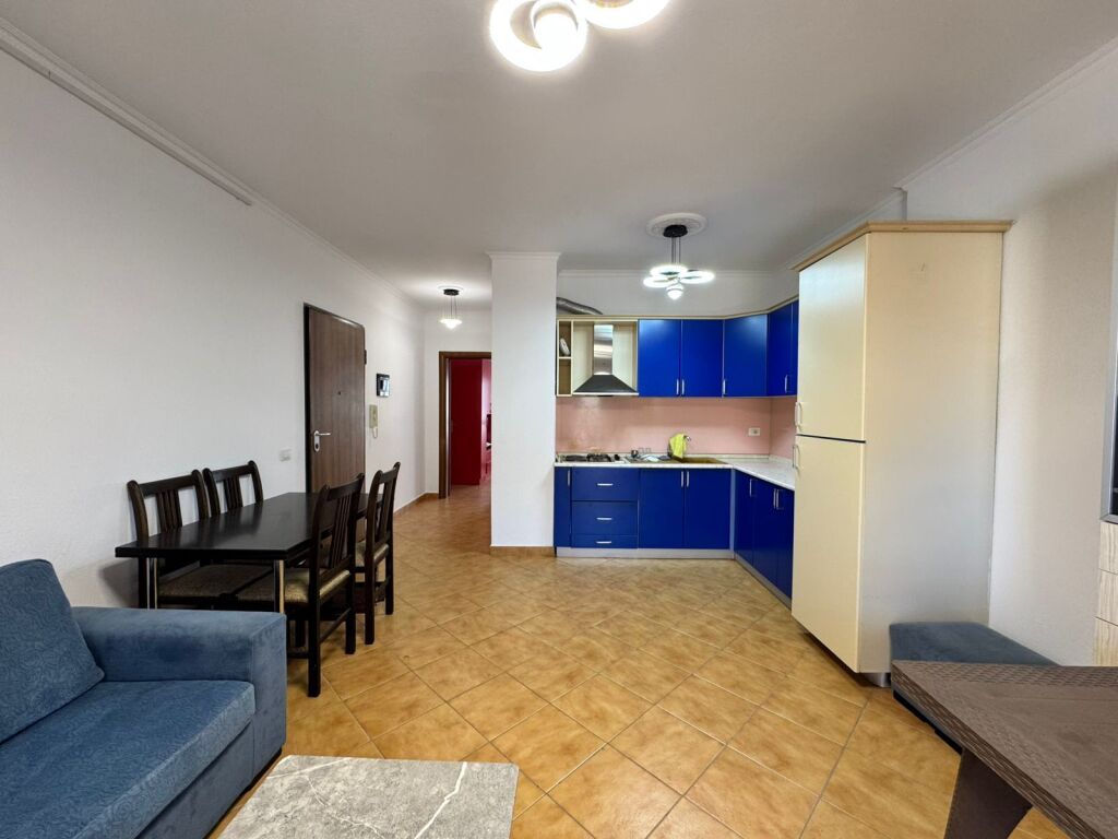 Shitet apartament 1+1 me dy ballkone në Shkëmbi i Kavajës