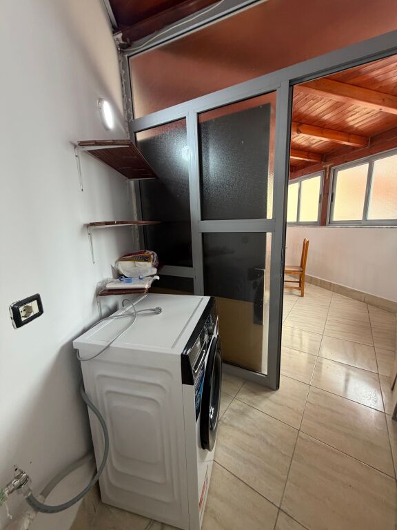 Appartamento 2+1 in affitto presso la Scuola Niket Dardani, Xhamllik  L'appartamento è organizzato in:  * 2 camere da letto * 1 soggiorno + cucina * 1 bagno  📍 Posizione molto buona, vicino alla Scuola Niket Dardani, Xhamllik 🏢 5° piano in un palazzo con ascensore 🛋️ Completamente arredato  💰 Prezzo: 50.000 lek (trattabile)   