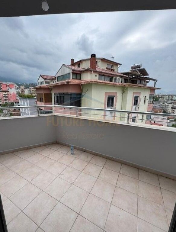 Shitet,Apartament 2+1+2, Rruga "Shefqet Kuka", Fresk