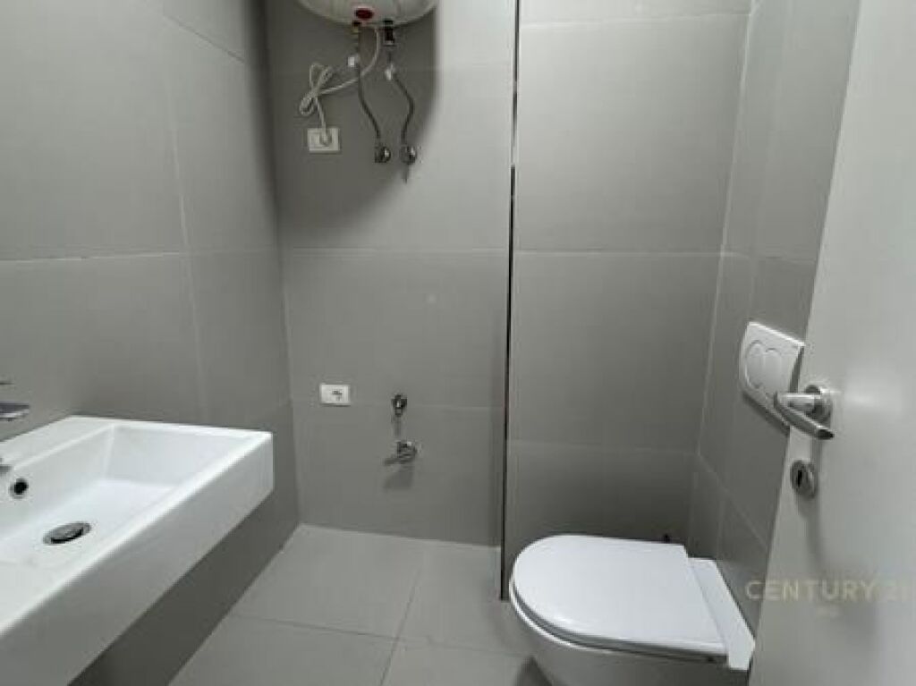 JEPET ME QIRA ZYRE 120 M2 RRUGA MUHAMET GJOLLESHA