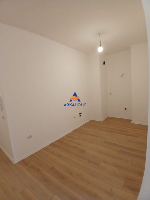 AFFITTASI APPARTAMENTO PER UFFICIO 3+1+BALCONE (107M2) 120000 LEKE