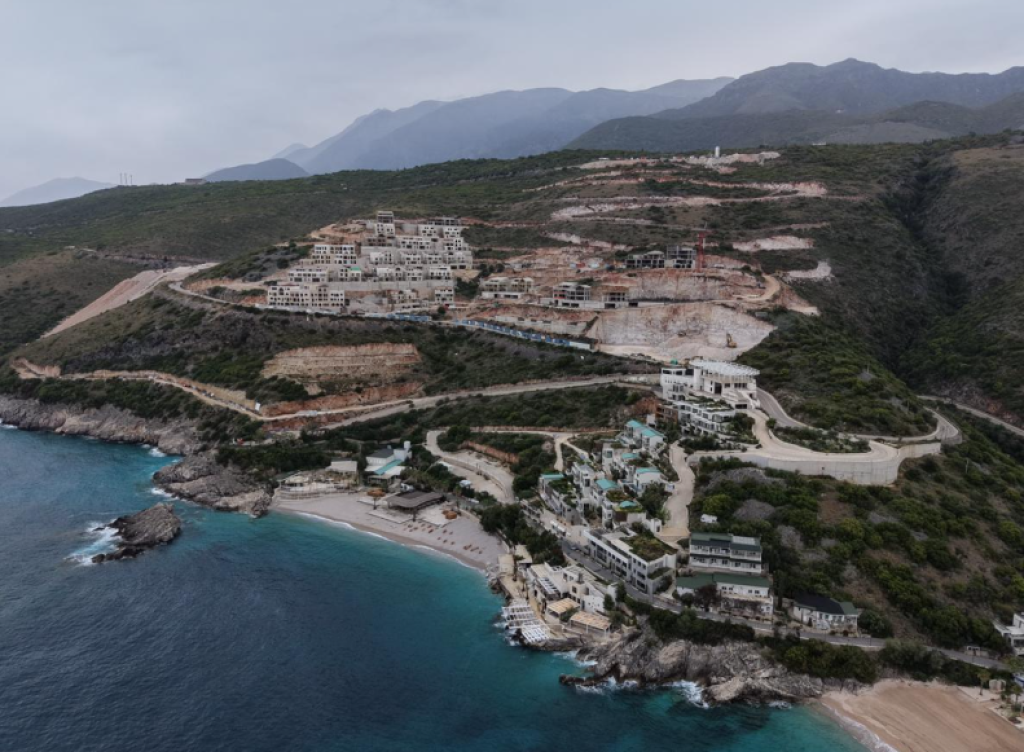 🌴 Vilë Premium me Pishinë për Shitje – Folie Village, Jalë