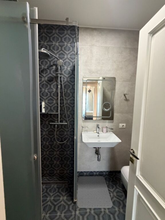 VENDESI CON 3+1+2+POSTO AUTO, COMPLESSO DELIJORGJI