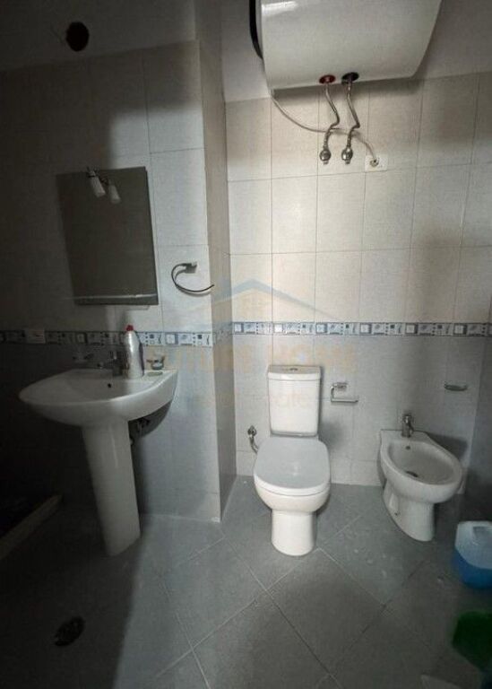 Shitet,Apartament 2+1+2, Rruga "Shefqet Kuka", Fresk