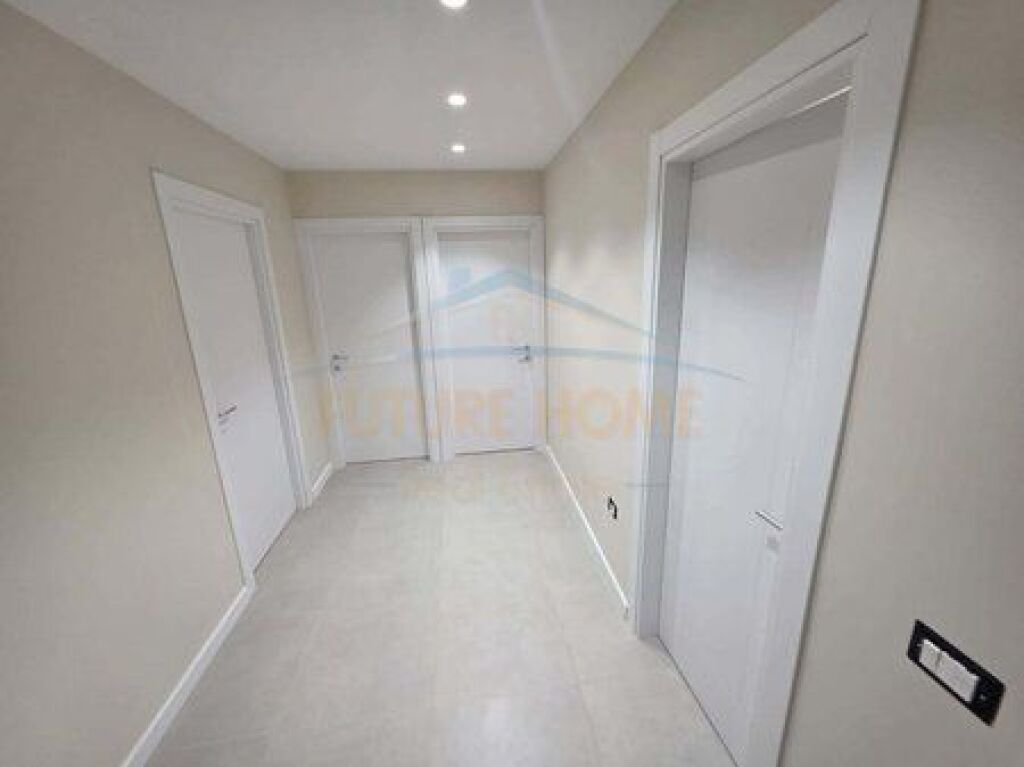 Shitet, Apartament 2+1, Oxhaku, Tiranë.