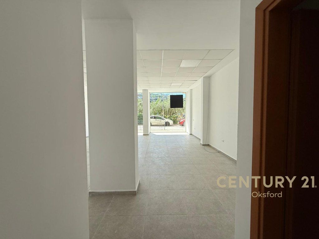 COMMERCIAL SPACE FOR SALE NEAR THE DRY LAKE