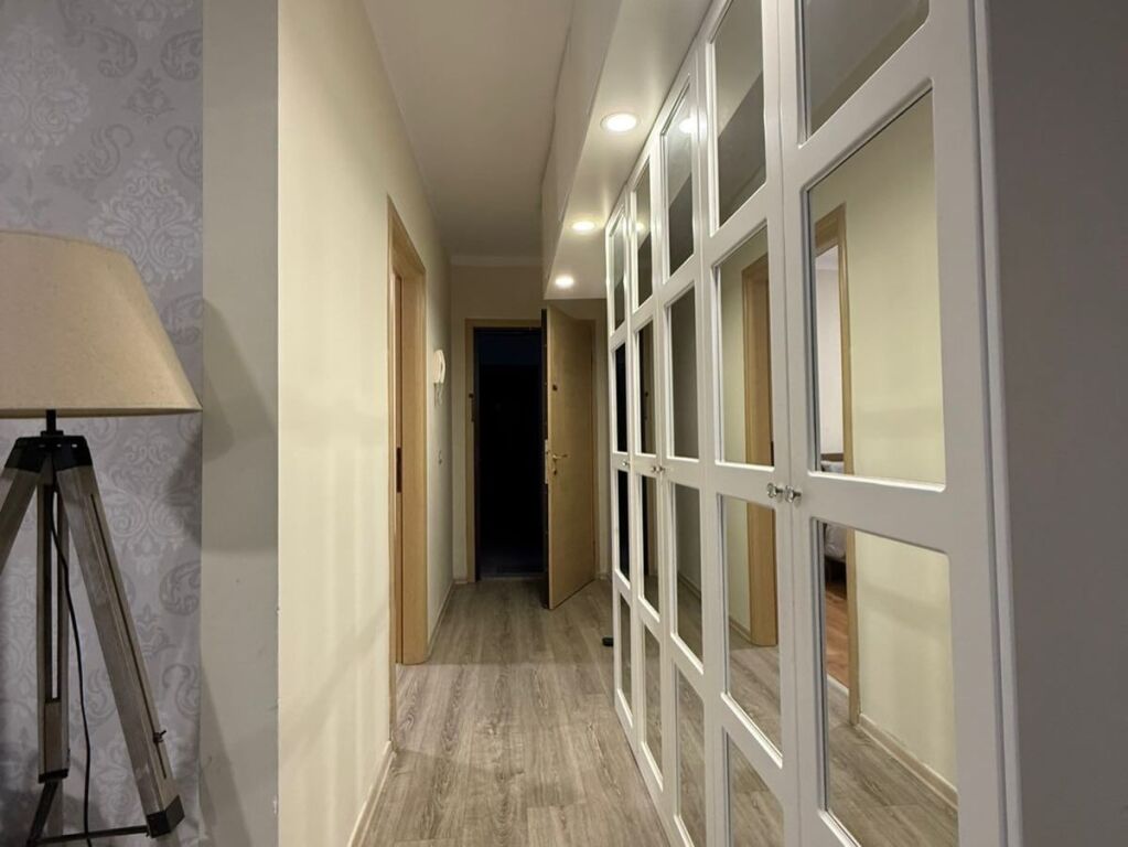 Perballe me Qendren Kristal, mbi Unaze, A shesim apartament:  2+1