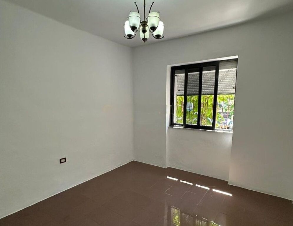 AMBIENT 2+1 PER QIRA BUZE RRUGES SE DURRESIT PER ZYRA/KLINIKE