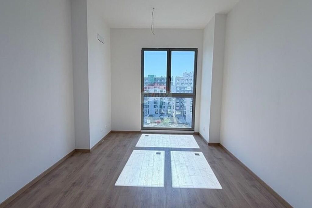 Shitet 2+1+2 Bulevardi i Ri