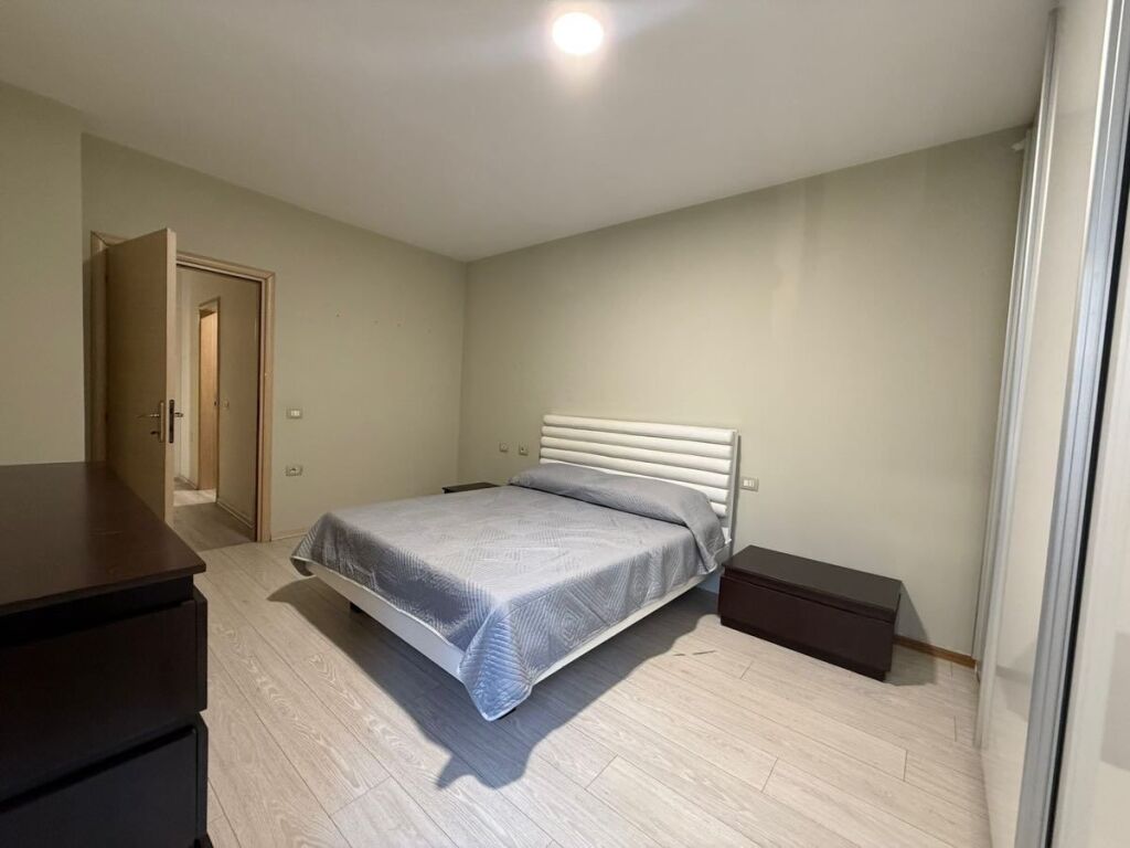 Perballe me Qendren Kristal, mbi Unaze, A shesim apartament:  2+1