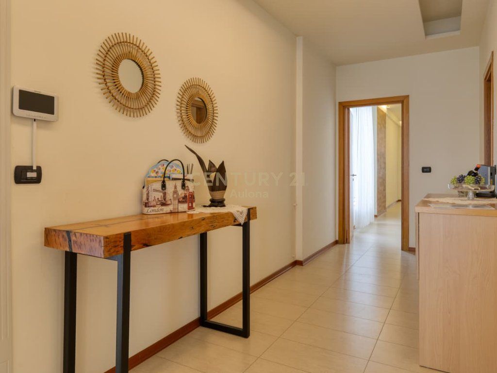 Penthouse Ekskluziv me Pamje Panoramike nga Deti në Lungomare 1, Vlorë