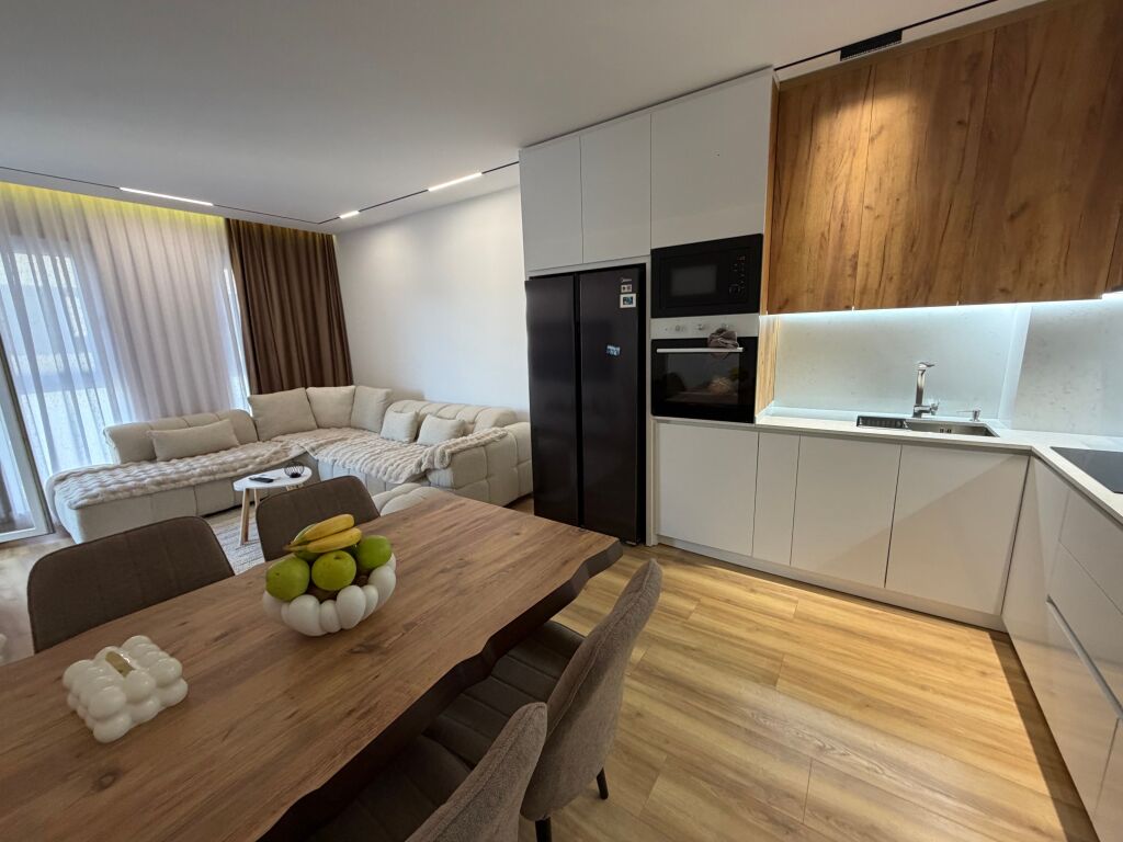 Shitet apartament 2+1 i mobiluar 🏡  📍 Vendndodhja: zona e Univers City • Sipërfaqe: 96.54 m² • Organizim: 2 dhoma gjumi + sallon + kuzhinë + tualet • Gjendja: i mobiluar, gati për banim  Apartamenti ofron hapësira të bollshme dhe organizim funksional, ideal për familje ose investim.  💰 Çmimi: 145,000 €  📩 Për më shumë informacion ose për një vizitë, kontaktoni në privat.