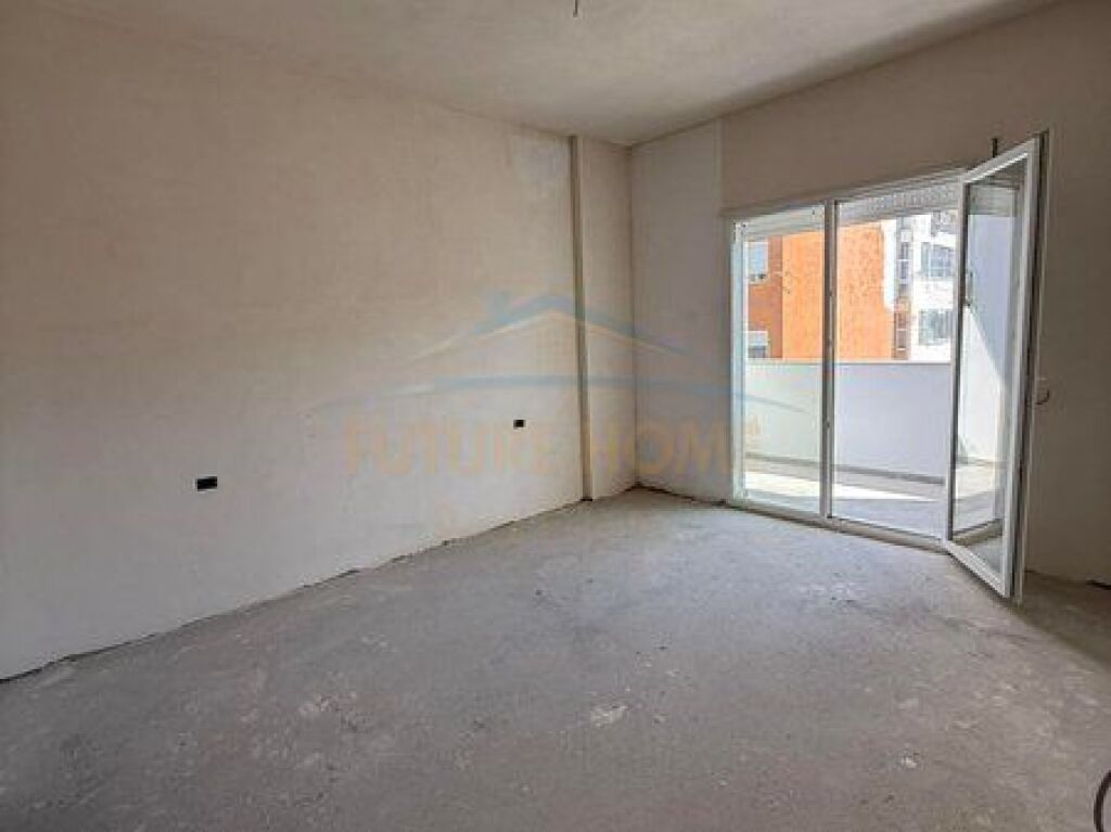Shitet, Apartament 2+1+2 + Post Parkimi, Shkolla e Kuqe.