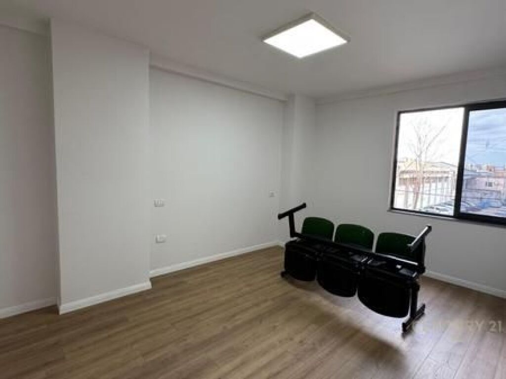 JEPET ME QIRA ZYRE 120 M2 RRUGA MUHAMET GJOLLESHA