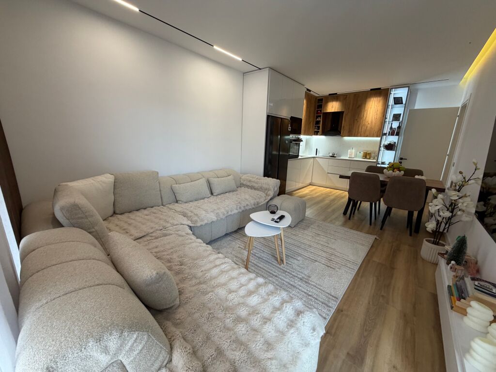 Shitet apartament 2+1 i mobiluar 🏡  📍 Vendndodhja: zona e Univers City • Sipërfaqe: 96.54 m² • Organizim: 2 dhoma gjumi + sallon + kuzhinë + tualet • Gjendja: i mobiluar, gati për banim  Apartamenti ofron hapësira të bollshme dhe organizim funksional, ideal për familje ose investim.  💰 Çmimi: 145,000 €  📩 Për më shumë informacion ose për një vizitë, kontaktoni në privat.