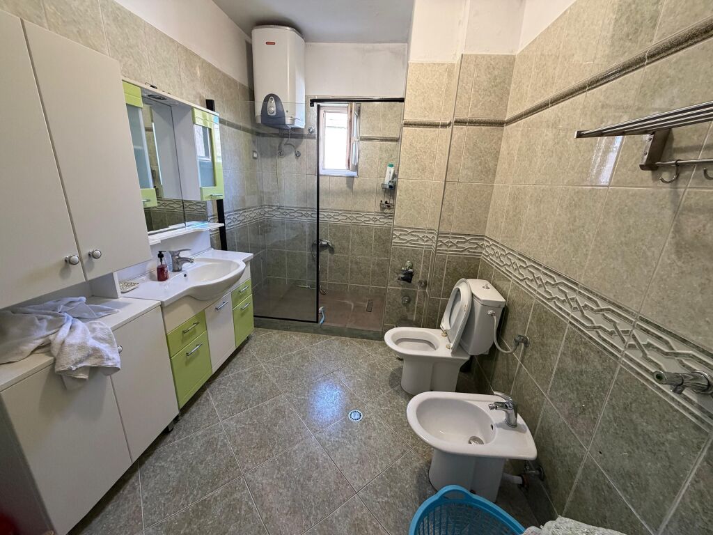 Ish Fusha Jepet me qira 2+1+ 2 Poste parkimi