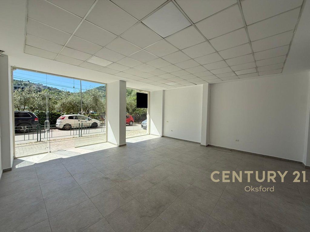 COMMERCIAL SPACE FOR SALE NEAR THE DRY LAKE