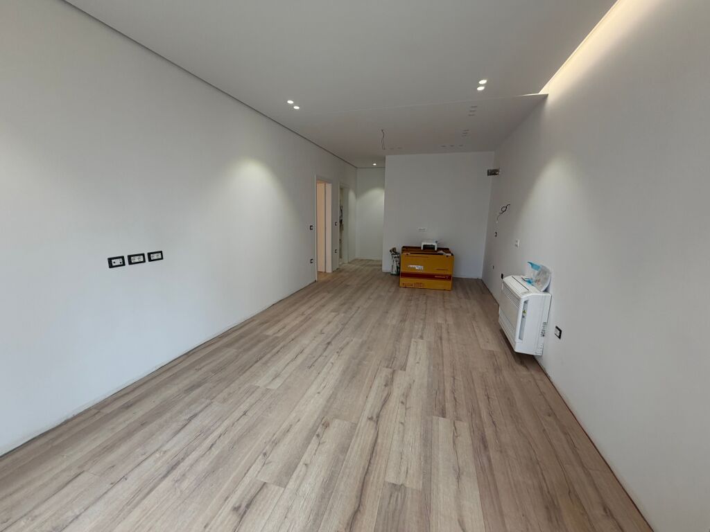 1+1,adatto per 2+1,uccello nero alla stazione di servizio.1000 euro