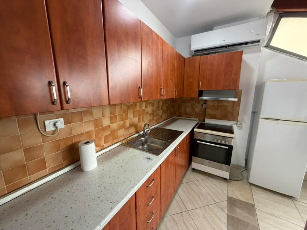 🏡 Appartamento 2+1 in affitto – Xhamllik  📍 Vicino alla Scuola Niket Dardani💰 50.000 lek (trattabili)