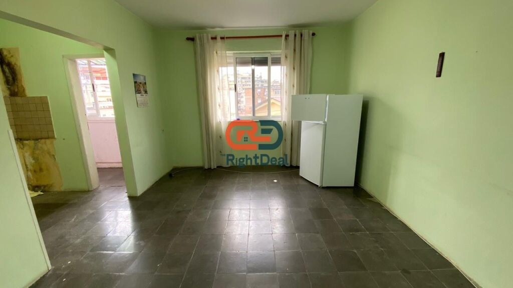 Tek Shkolla 1-Maji Shitet Apartament 2+1 Me Planimetri Te Rregullt!!