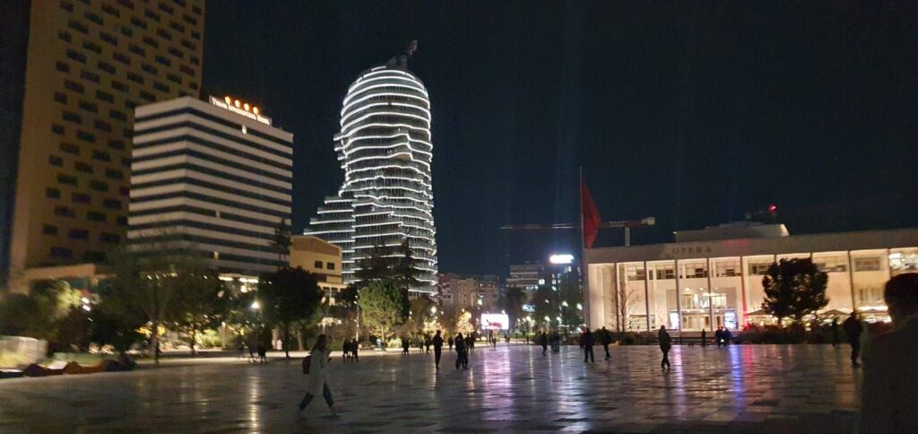 🏙️Vendesi in vendita 2+1 a TIRANA'S ROCK🔥 in Piazza Skenderbej☄️