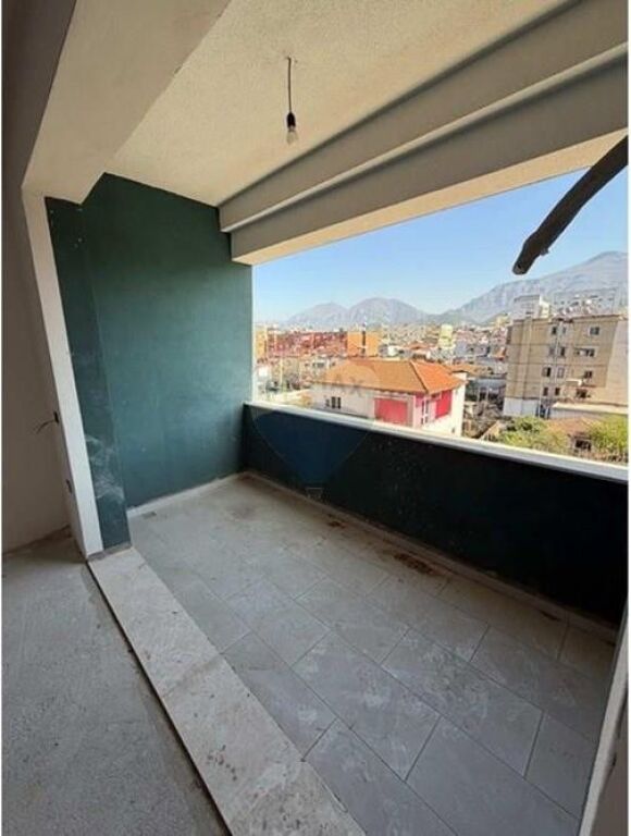 Appartamento 2+1+2 + Garage in vendita a Xhamllik!