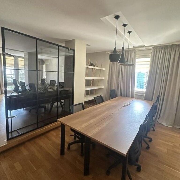 🏢✨ Zyrë Moderne me Qira – Bllok, Tiranë ✨🏢