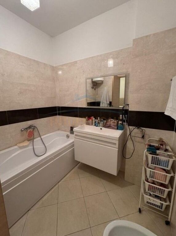 Shitet,Apartament 2+1+2, Kompleksi Tower Bridge,Rruga e Dibres.