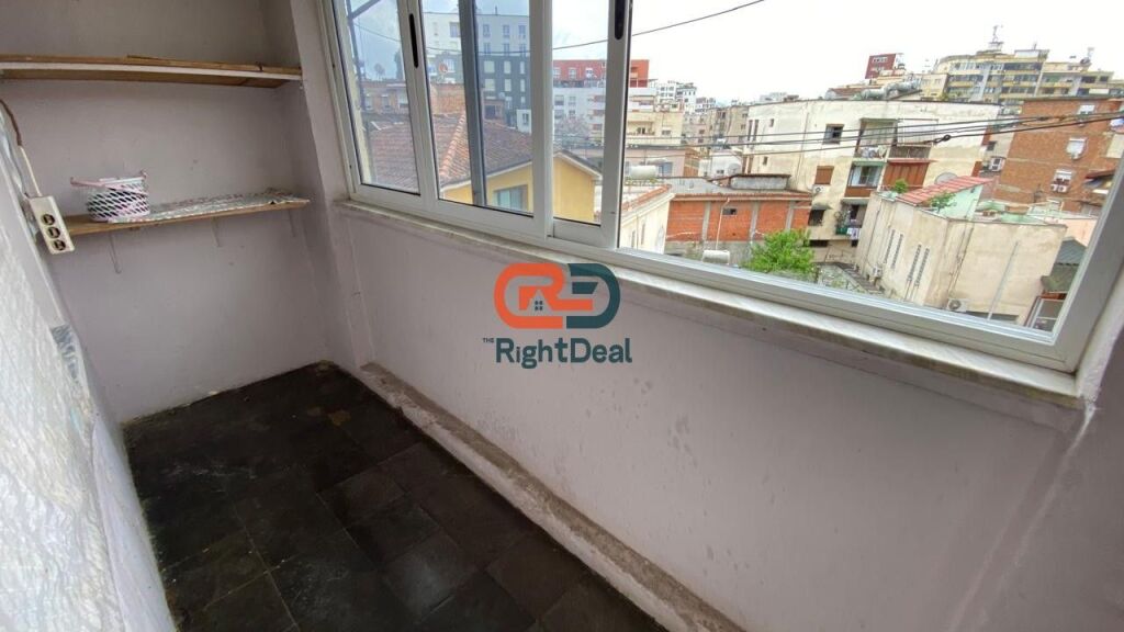 Tek Shkolla 1-Maji Shitet Apartament 2+1 Me Planimetri Te Rregullt!!