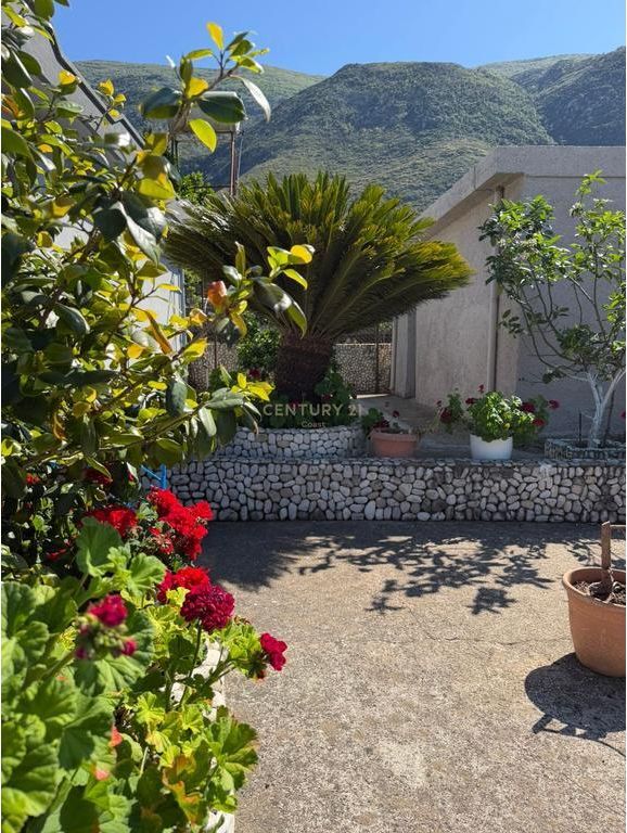 MIDIS JONIT &amp; ADRIATIKUT – PRONË QË NUK DEL DY HERË NË SHITJE, VLORE!