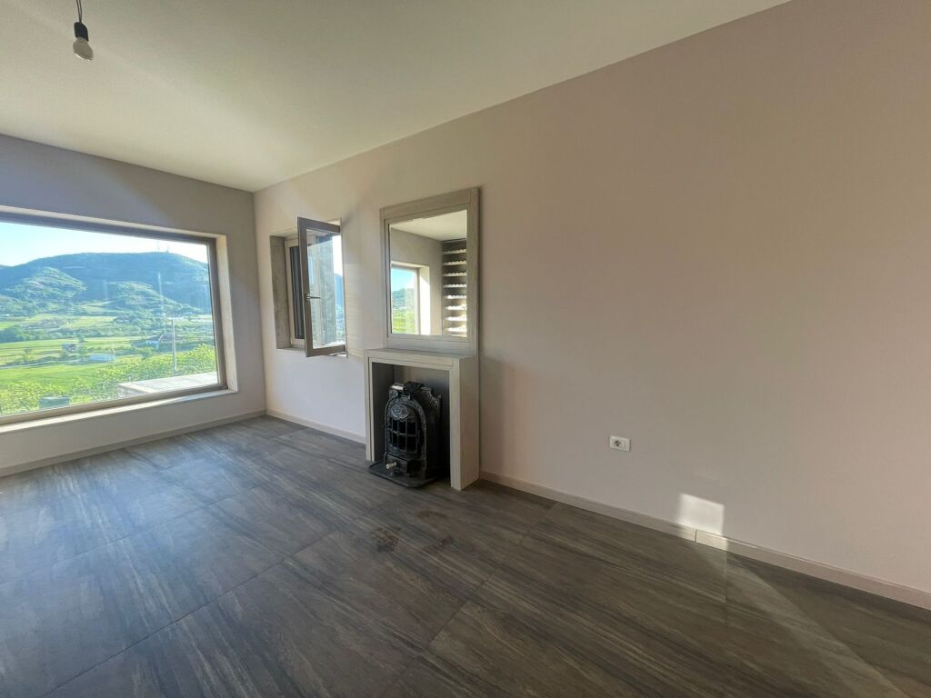 VENDESI+TERRENO IN VENDITA A VISHAJ