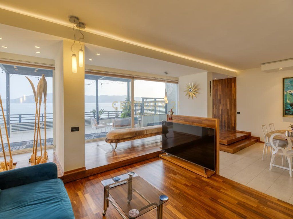 Penthouse Ekskluziv me Pamje Panoramike nga Deti në Lungomare 1, Vlorë