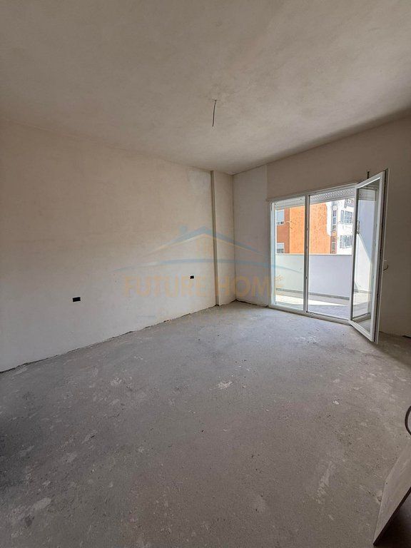 Shitet, Apartament 2+1+2 + Post Parkimi, Shkolla e Kuqe