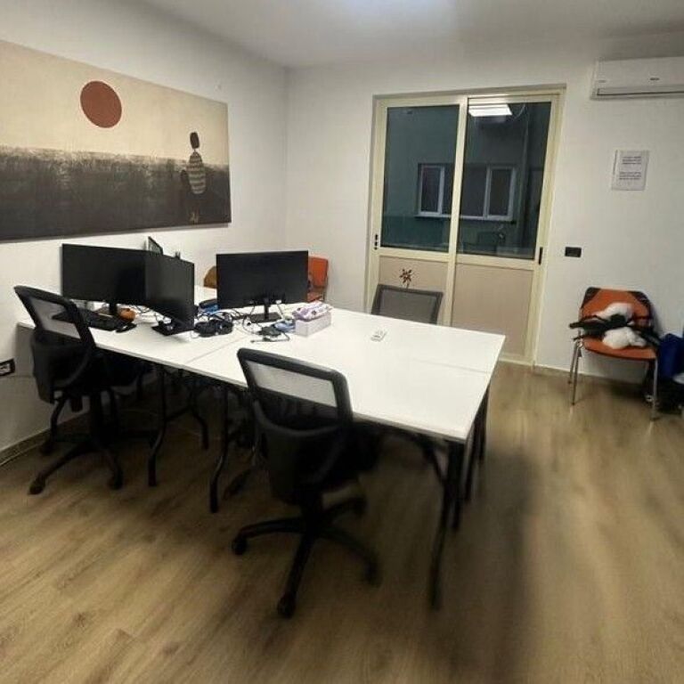 🏢✨ Zyrë me Qira  140 m²– Bllok, Tiranë ✨🏢