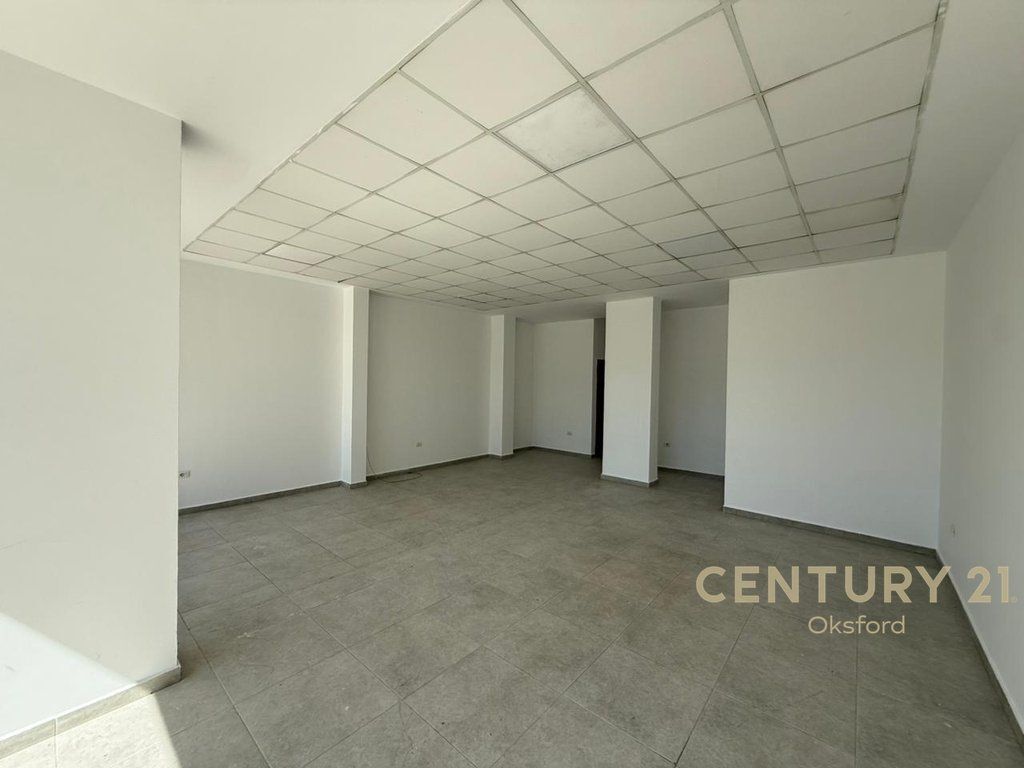 COMMERCIAL SPACE FOR SALE NEAR THE DRY LAKE