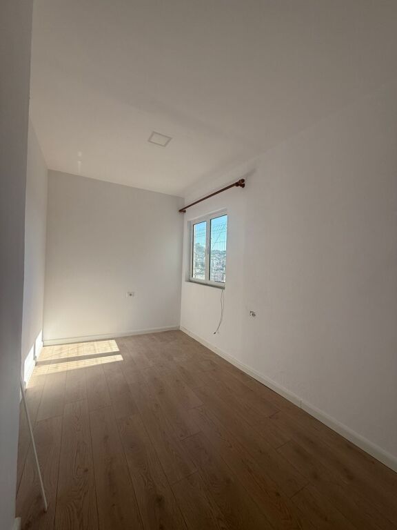 🏡 Appartamento 2+1 in affitto a Misto Mame vicino ai palazzi Çabej