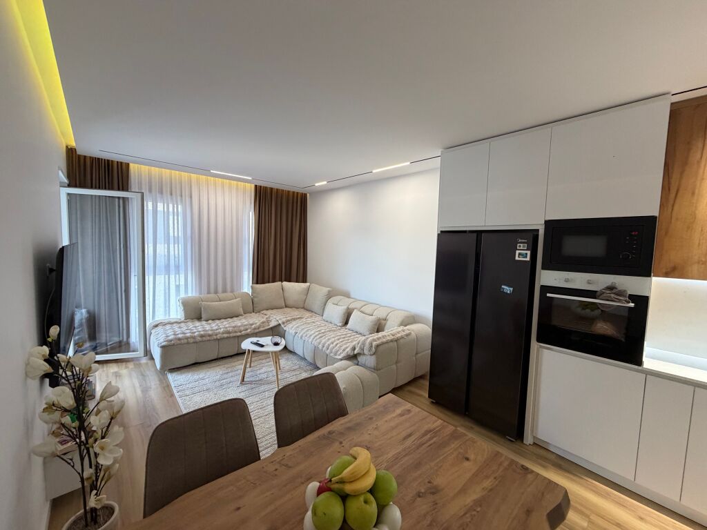 Shitet apartament 2+1 i mobiluar 🏡  📍 Vendndodhja: zona e Univers City • Sipërfaqe: 96.54 m² • Organizim: 2 dhoma gjumi + sallon + kuzhinë + tualet • Gjendja: i mobiluar, gati për banim  Apartamenti ofron hapësira të bollshme dhe organizim funksional, ideal për familje ose investim.  💰 Çmimi: 145,000 €  📩 Për më shumë informacion ose për një vizitë, kontaktoni në privat.