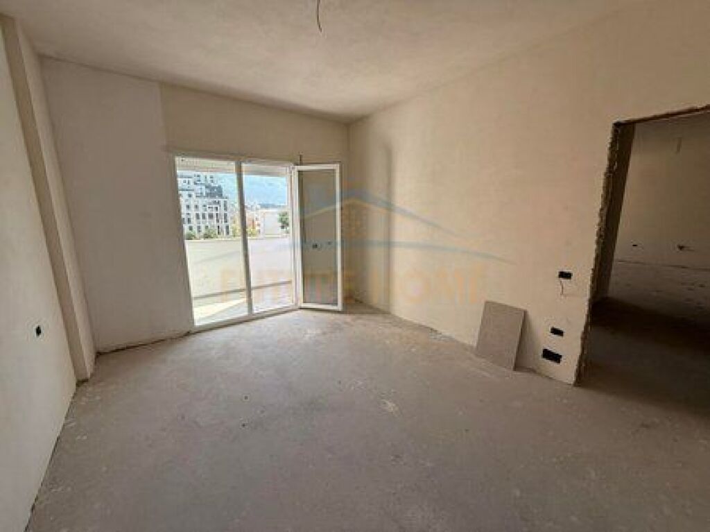 Shitet, Apartament 2+1+2 + Post Parkimi, Shkolla e Kuqe.