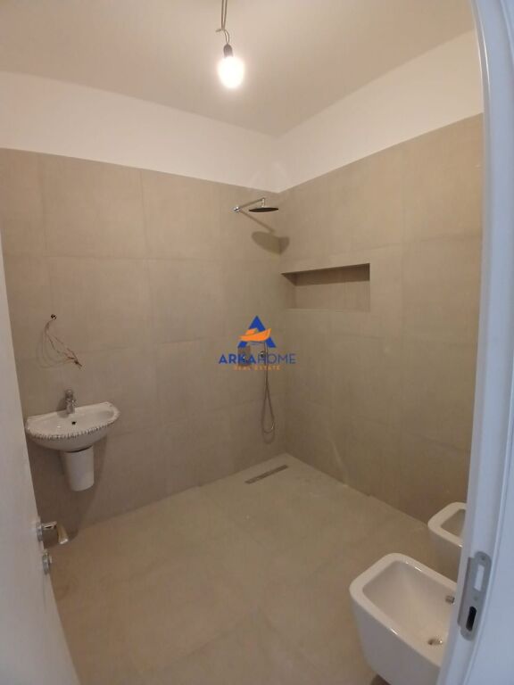 AFFITTASI APPARTAMENTO PER UFFICIO 3+1+BALCONE (107M2) 120000 LEKE